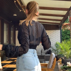 v-ringad topp/blus - Säljer denna superfina topp/blus då den inte kommer till användning. Den är använd fåtal gånger😊  Köparen står för frakt 