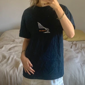 blå tshirt - tshirt från urban outfitters, parlez! 