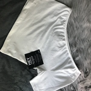 Helt ny somrig topp - Säljer denna nya toppen från Nelly, beställde ett tag sedan dock var den inte riktigt min stil! Säljs för 100kr! Hör av dig vid intresse kan både frakta och mötas upp! ❤️🥰