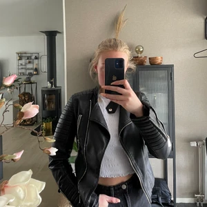 Skin jacka - Storlek 38, sönder inuti vid ena armen, syns inte när du har på dig den ( drar drf ner priset) köparen står för frakten