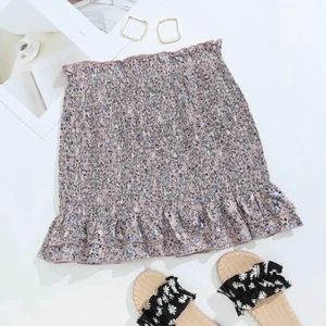 Kjol - Kjol från shein, endast testad men den var alldeles för stor för mig. Köparen står för frakt.