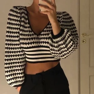 Stickad topp - En superfin stickad topp från zara: startbud: 100kr HÖGSTA BUDET NU: 270kr, buda i chatten!! 🤍🤍