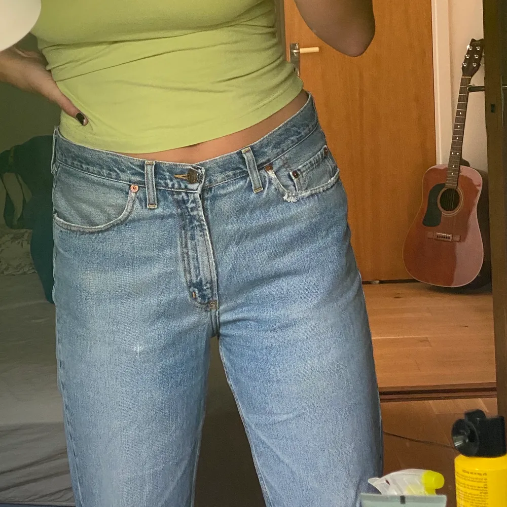 Så snygga straight leg jeans! Skulle säga att de passar en M som är från 170-180 lång beroende på hur man vill att de ska sitta💖. Jeans & Byxor.