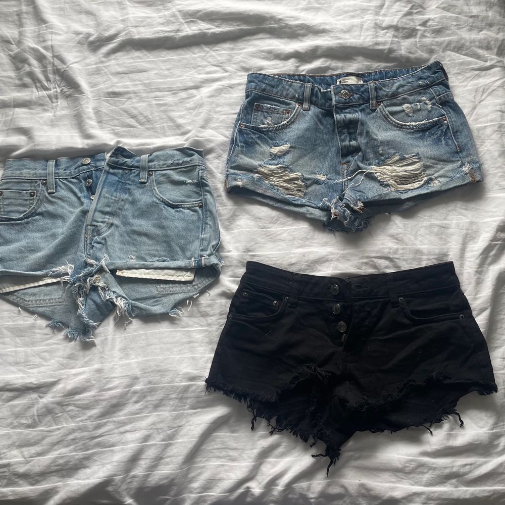 Levis 501 shorts Knappt använda Storlek: 34/36 Gina Tricot shorts svarta Knappt använda Storlek: 34 Gina Tricot shorts jeans Knappt använda Storlek:34 Ej fast pris.. Shorts.