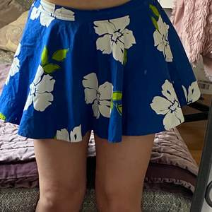 Jättefin kjol från hollister som är perfekt för sommaren!💕 köptes för ett tag sedan så den är slutsåld överallt! Jättebra skickt💖 säljs för att den har blivit lite för kort för mig. Originalpriset var 399kr men jag säljer den för 99kr