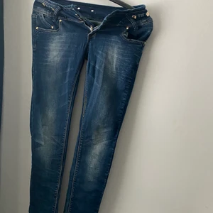 Lågmidjade jeans - Ser små ut men är väldigt stretchiga i materialet! Sitter så fint men är för små. Väldigt bra kvalite!! 