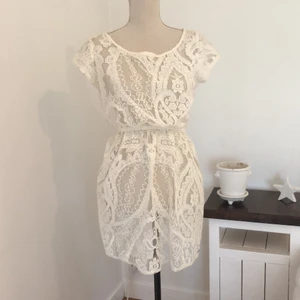 Klänning/strandklänning  - ”Beach coverup” ifrån Hollister, men kan användas som en vanlig klänning om man har en underkjol under. I storlek S och helt oanvänd. Har ett gummiband i midjan så att midjan markeras. Kan antingen mötas upp eller skickas på posten, om du står för frakten. 