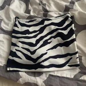 En fin topp med zebra mönster och korsad rygg, aldrig använd
