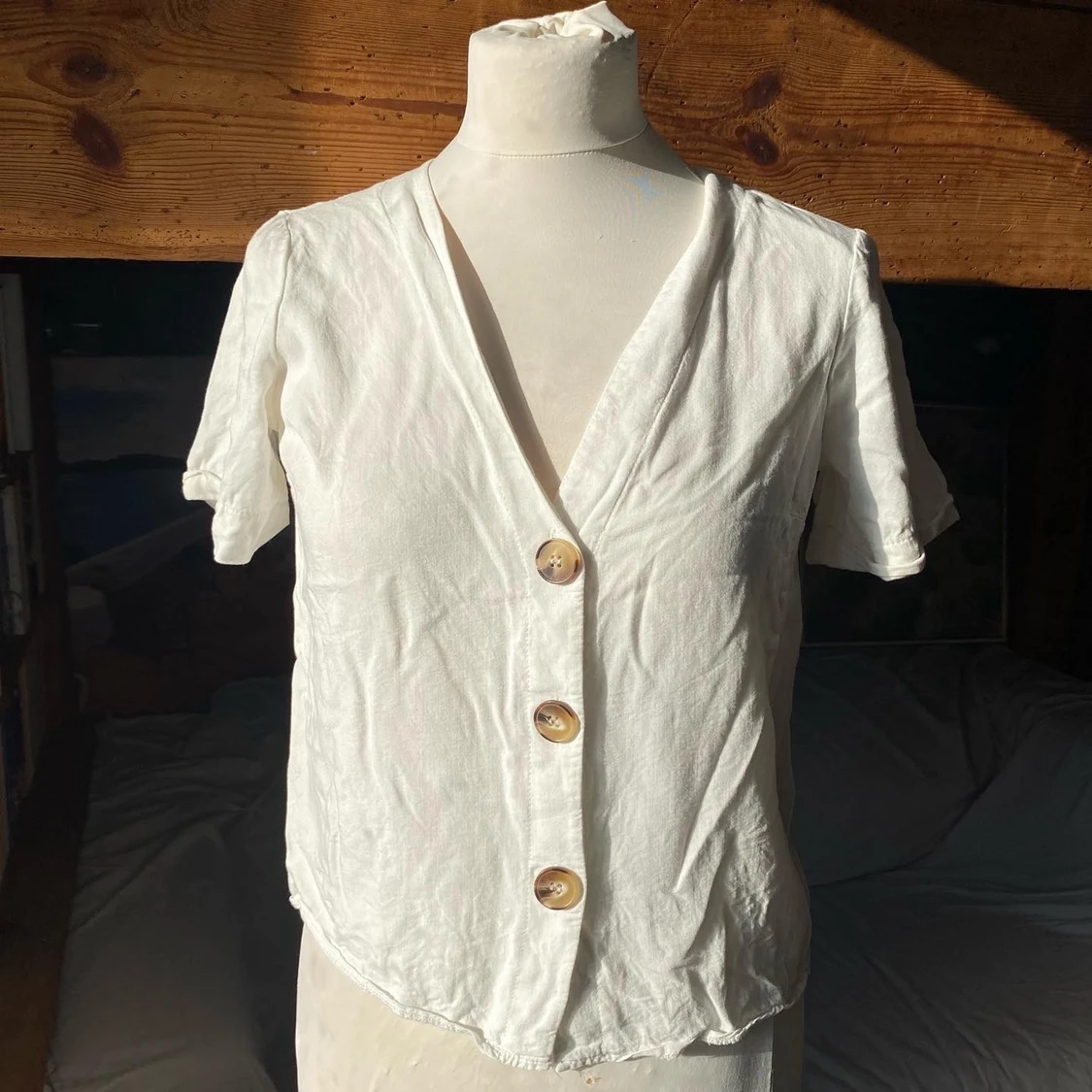 ASOS DESIGN En gullig vit blus med knappar!