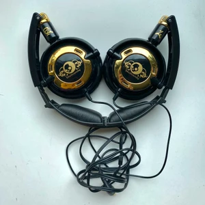 hörlurar - Hörlurar med riktig swag🤘 Kontakten är rund. Dom har ej nån mic men jag har inte upplevt det som ett problem. Bra ljud