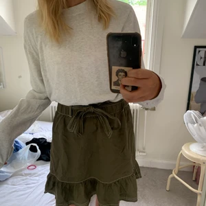 VolangKjol i strl s/m - Säljer denna volangkjol i finaste färgen! Köpt i polen i strl s/m🥰🤌