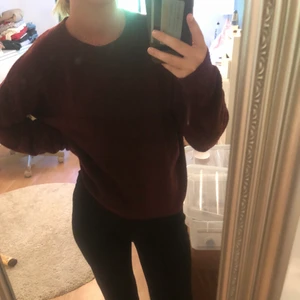 Röd stickad tröja - Mörkröd stickad tröja från h&m i storlek xs. Fint skick❤️