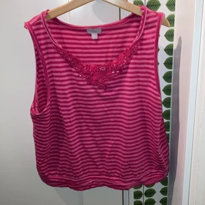 Topp - Fiiiin rosa topp barnstorlek men sitter som s/xs. Lite slitna sömmar men annars bra skick