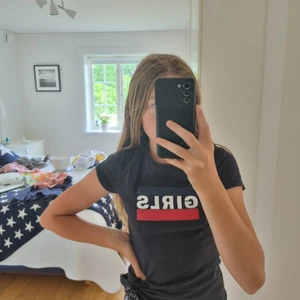 Levis Tröja - Fin tröja som är väl använd men 7 bra skick. Nypris 299 kr