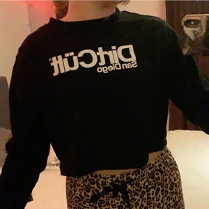 Dirtcült tröja - Säljer denna dirtcült magtröja som knappt är använd pågrund att det inte är min stil längre 💞 storlek M men sitter som en S! nypris 450kr! Köparen står för frakten 💞 