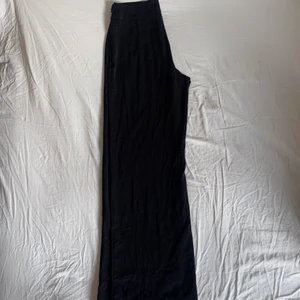 Kostymbyxor - Superfina vida kosymbyxor från bikbok med dragkedja på sidan. 🥰 Jättebra skick då de sällan är använda då de tyvärr inte är min storlek.. :( köparen står för frakten❤️