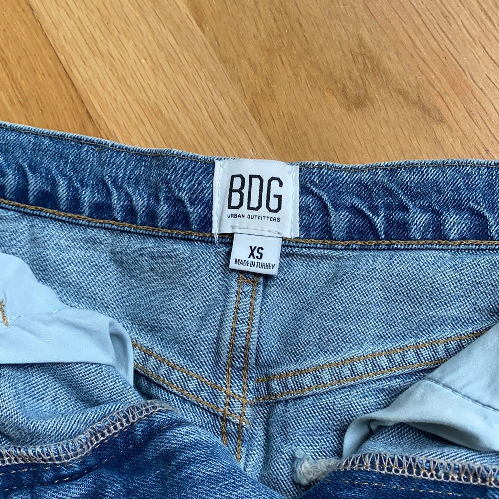 Så fin jeanskjol till sommaren från BDG urban outfitters i strl xs💕 har inte fått mycket användning av den så den är därför i nyskick! Tveka inte att höra av dig om du har frågor! (mina mått står i min profil). Kjolar.