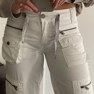 Gör ett nytt försök till att sälja mina vita low waist byxor. De är från Calvin Klein och säljer pga ingen användning. Pris kan diskuteras. ⚡️⚡️ 