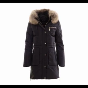 Hollies jacka - Säljer min hollies jacka pga vill köpa en ny. Jackan är endast använd en vinter och är i superbra skick. Str 36 jackan är köpt i barkaby outlet i hollies butiken