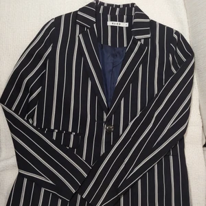 Trendig kavaj från NA-KD - Trendig kavaj som passar till sommarvädret. Kan stylas  på många olika sätt, med cykelshorts, business causal, eller med jeans! Använts endast en gång. Storleken är 34 och passformen är lite oversize. 