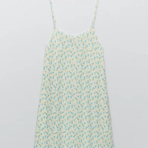 Zara klänning  - Söt klänning från Zara i storlek M. Köpte för några veckor sedan men den är tyvärr för kort på mig som är 180. Slutsåld på hemsidan💕