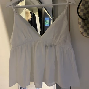 Volangtopp/linne - En gullig volangtopp/linne från Bik bok. Är i storlek L men passar mig som annars brukar ha S/M. Skriv privat om fler bilder önskas🥰 Söljer för 120kr +frakt