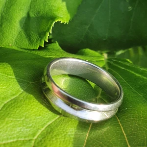 Mönstrad stål ring  - silver ring av rostfritt stål, storlek 19.5, diameter 17mm, den färgar inte av eller gör dina fingrar gröna eftersom de är gord av stål.