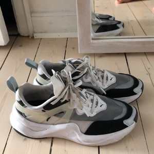 Coola sneakers  - Coola sneakers från puma, fint skick då de fortfarande är vita och fräscha!! De ända är liten slitning i hälen men inget som syns. Skorna är lite genomskinlig ovanför vilket är super snyggt om man har coola strumpor eller liknande 😍nypris är ca 1300kr och jag säljes dessa för 300kr 