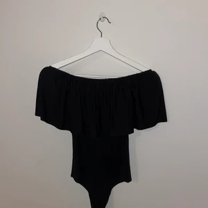 Body - En svart off shoulder body med volang, använd någon gång. frakt ingår i priset