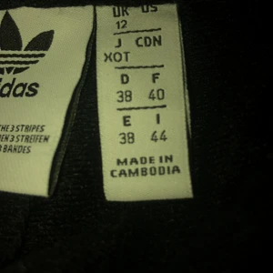 Adidas byxor - Plagget är använt ca tre gånger och är i bra skick och sitter bra. De har en dragkedja längst ner och även ett resårband som vi har satt ditt men man kan bara ta bort det om man vill