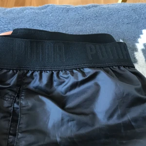 Puma träningsbyxor  - Ett par träningsbyxor från puma. Aldrig andvänd endast provat. Skön och fräsch material. Säljer eftersom har köpt ny träningsbyxor då dessa inte kom till andvändning.