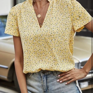 Jättesöt topp från SHEIN - En otrolig gullig och somrig topp från SHEIN, helt ny och oanvänd. Satt tyvärr lite tight på mig 🥺🌷