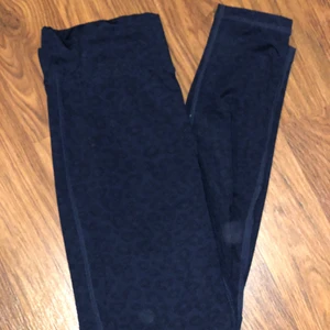 Newbody tights S blå leopard - Knappt använda. Storlek S