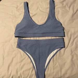 Bikini🌸 - En blå fin bikini! Aldrig använt🌸 Det är storlek XL på bikinin men jag tycker att underdelen är L och överdelen är XL🌸