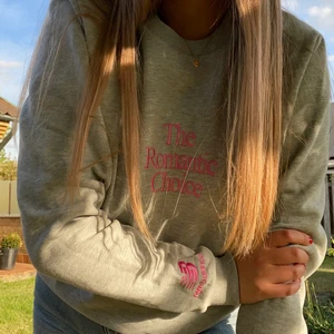 New Balence crew neck hoodie - Otroligt skön grå hoodie från new balance med rosa tryck🌸