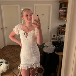 Klänning - Jätte fin sommar klänning som jag skulle haft på min student men den kom sent och va dessutom för liten.. Men annars jätte fin och bekväm! 💕 (priset är inklusive frakt)