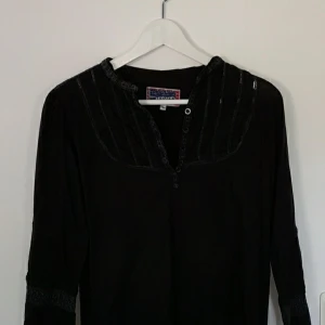Black shirt S - Storlek S. Svart skjorta med små detaljer. Säljer för att den är för liten. 