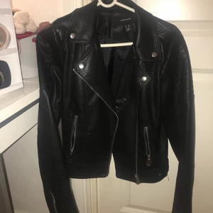 Vero Moda jacka  - Säljer min knappt använda jacka, har skaffat en likadan den nakd just därför kom denna inte till så stor användning! Den är i storlek M men funkar bra på mig som har S! Kan frakta och mötas upp! 🥰❤️