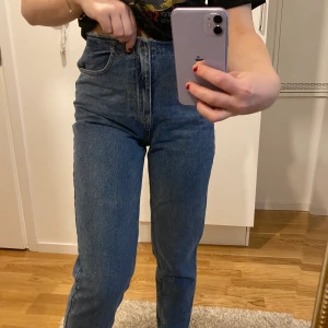 Mom jeans  - Mom jeans från Na-kd. Strl 36. Använda endast en gång.