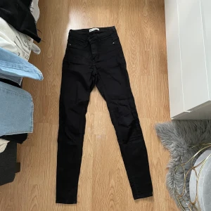 Svarta tighta jeans  - Väl använda men de är i bra skick. Högmidjade. 100kr+66krfrakt. 