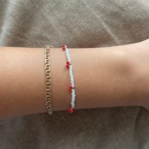 Pärlarmband med körsbär 🍒  - Fint handgjort armband med körsbär🍒😊😊,110kr frakt ingår😁