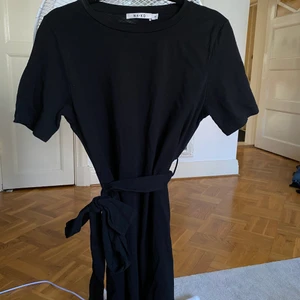 Klänning S - Fin klänning med knytning. Storlek S.