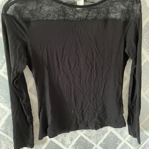 Långärmad tröja med spets  - Använd fåtal gånger så skicket är bra✨