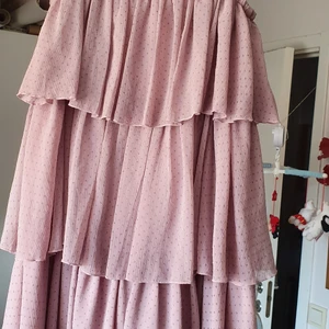 Söt kort volongklänning  - En söt volongklänning som är  imycket bra skick och passar xs_ s. Bratillsummerochfest.finns fler bilder och köpare står på frakt 