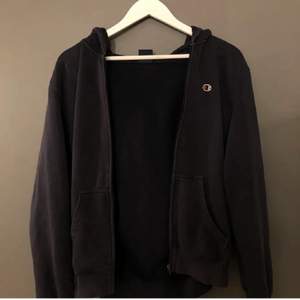 Snygg champion zip hoodie i färgen mörkblå, passar till typ allt💗 säljes då den inte kommer till användning, har små hål (skriv privat för bilder) men är ingenting man tänker på, köpt här på plick