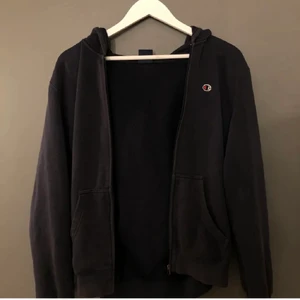 Champion zip hoodie  - Snygg champion zip hoodie i färgen mörkblå, passar till typ allt💗 säljes då den inte kommer till användning, har små hål (skriv privat för bilder) men är ingenting man tänker på, köpt här på plick