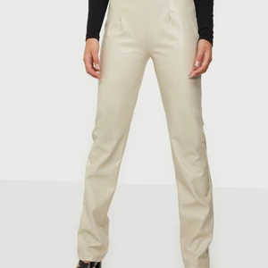 Beige skinnbyxor Strl 34 - Säljer dessa beiga skinnbyxor köpta från Nelly, byxorna är raka i modellen. Endast använda ett få antal gånger. Inte äkta skinn. Pris exklusive frakt 💛