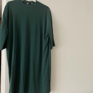 Klänning från envii - Säljer en söt och skön klänning från envii i grön färg, storlek S. Klänningen är i lös modell, snygg med ett skärp. 
