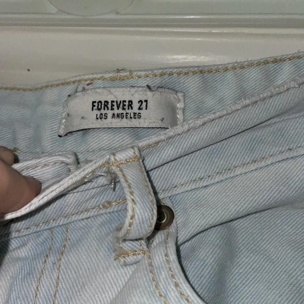 ripped jeans från forever 21. storlek 32 så dom är för små för mig. Jeans & Byxor.