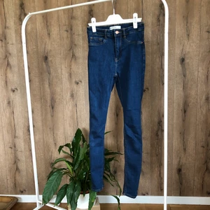 Molly Jeans - Blåa mollyjeans med en sprucken söm på höger bakficka.